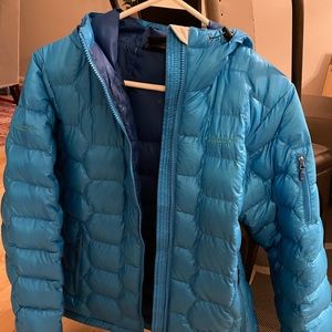 Marmot woman’s puffer down jacket. With hood. Medium